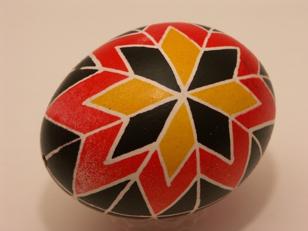 Великодня писанка, створена в давній традиційній техніці воскового письма