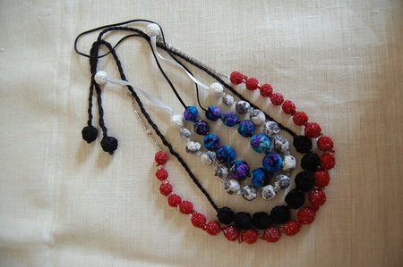 Прикраси з тканини. Такі  оригінальні прикраси можна створити на майстер-класі