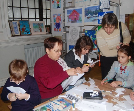Майстер-клас із створення витинанки. Проводить майстриня Людмила Шевченко